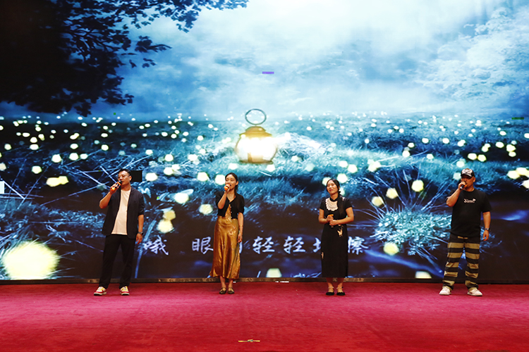 1782458998850928.jpg 图6:家长代表带来歌曲《离别开出花》.JPG