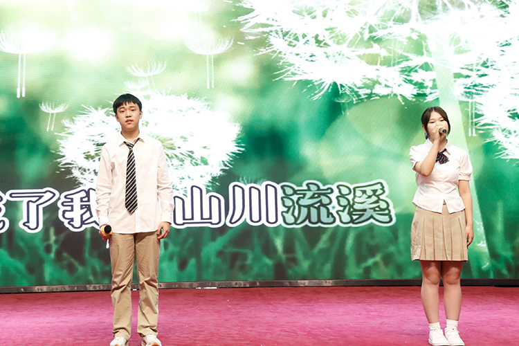 1782459012395033.jpg 图7:九年级学子带来小合唱《是你》.jpg