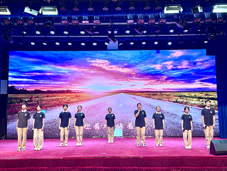 1782459028705692.jpg 图8:七、八年级学生代表登台唱响《向光而行》.jpg