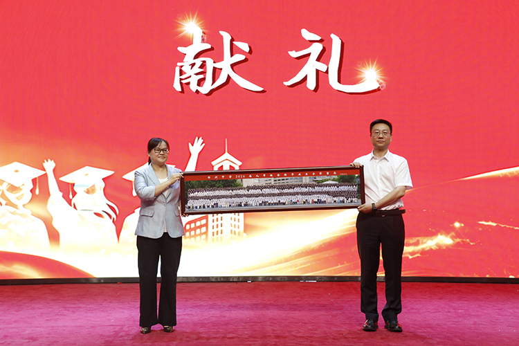 1782459083162497.jpg 图11:年级主任赵春艳为学校献上全家福.JPG