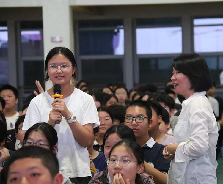 1790752057293598.jpg 图7:学生和老师互动交流.jpg