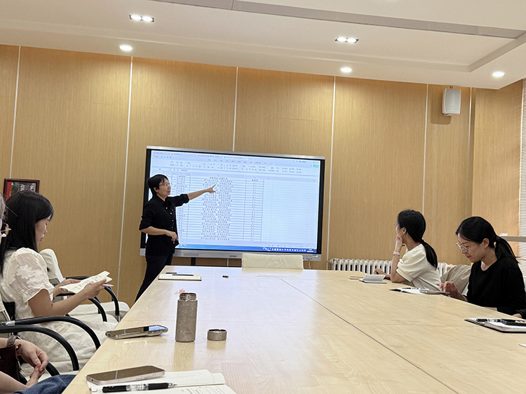 1790752233719918.jpg 图1:郑州中学副校长陈云霞讲话.jpg