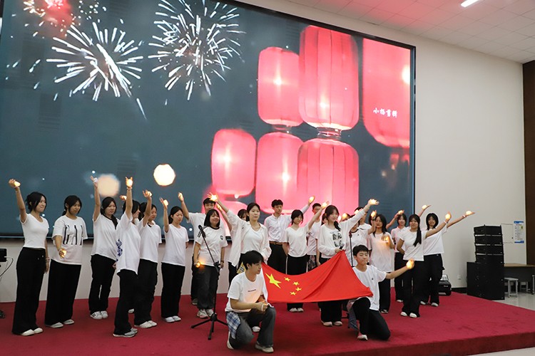1791427412168717.jpg 图片4:高二6班《我和我的祖国》.JPG