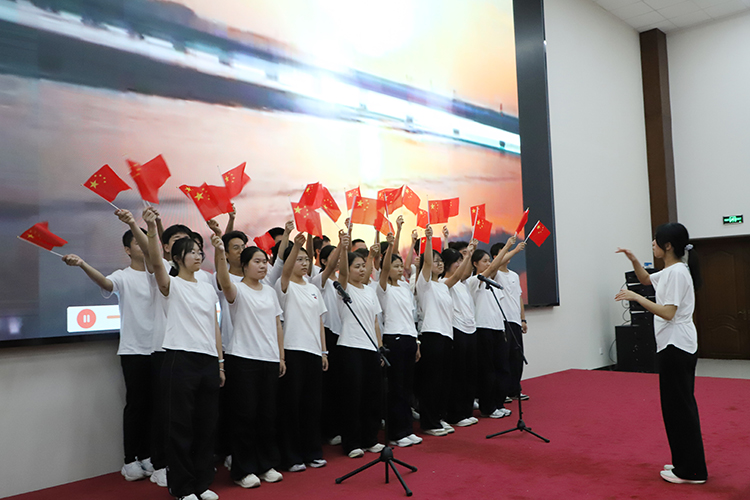 1791427477180704.jpg 图片7:高一2班《我和我的祖国》.JPG