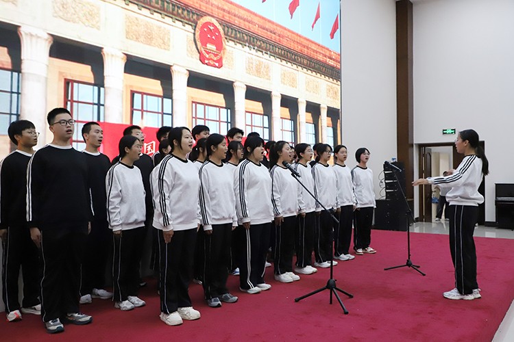 1791427501408502.jpg 图片8:高一3班《祖国不会忘记》.JPG