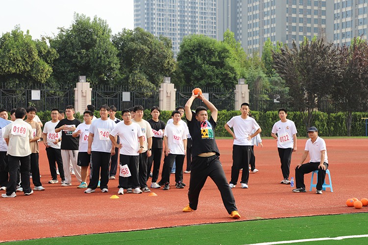 1791428459354386.jpg 图20:前抛实心球.jpg