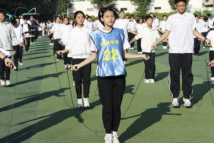 1791428869849406.jpg 图5:八年级花式绳操《绳彩飞扬》.JPG