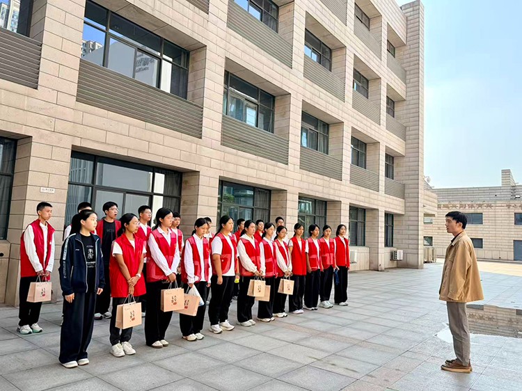 图2：对志愿者进行培训.jpg