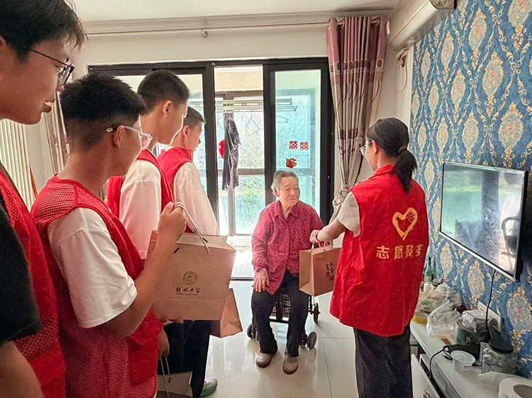 图3：为老人送上糕点.jpg