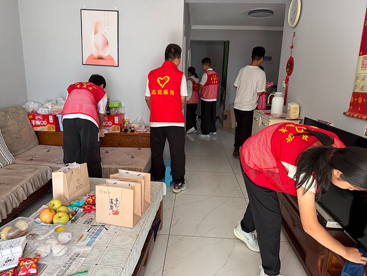 图4：为老人打扫卫生.jpg