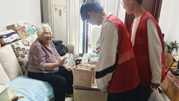 图5：和老人闲话家常.jpg