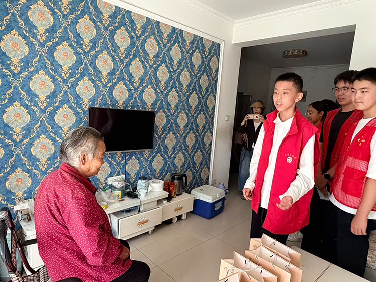 图6：为老人唱歌.jpg