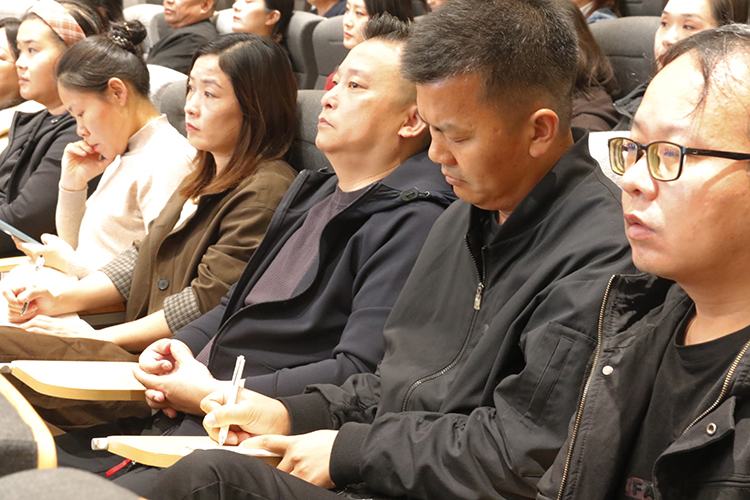 图2：家长认真聆听.jpg